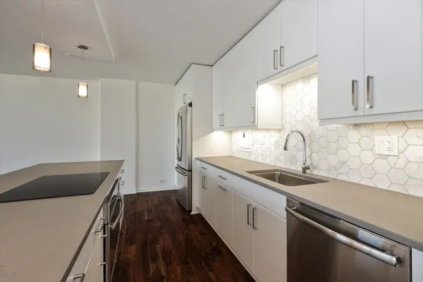 $4,200 | 330 West Diversey Parkway, Unit 1806, Chicago, IL 60657
