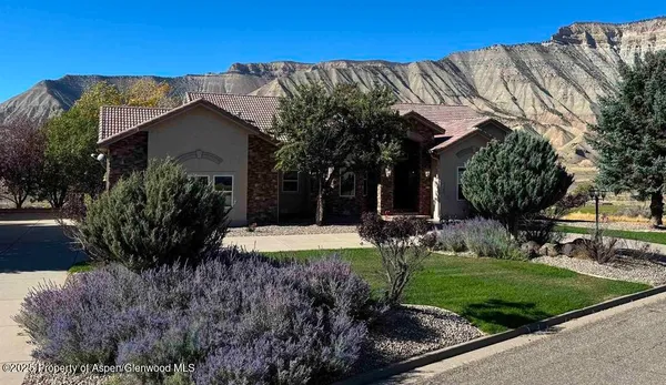 a view of a house with backyard and garden