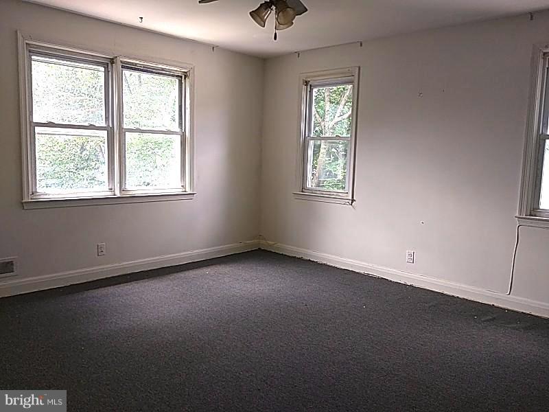 4028 Fallstaff Road Baltimore, MD 21215 - Photo 20 of 28 an empty room with a window