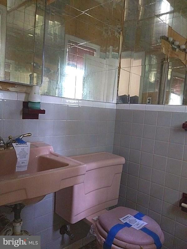 4028 Fallstaff Road Baltimore, MD 21215 - Photo 5 of 28 a bathroom with a sink and toilet