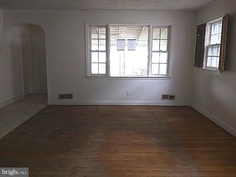 4028 Fallstaff Road Baltimore, MD 21215 - Photo 9 of 28 an empty room with a window