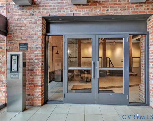 a view of entryway of a house