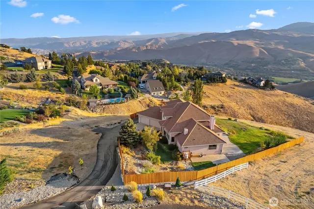 $880,000 | 4285 West Eaglerock Place, Wenatchee, WA 98801