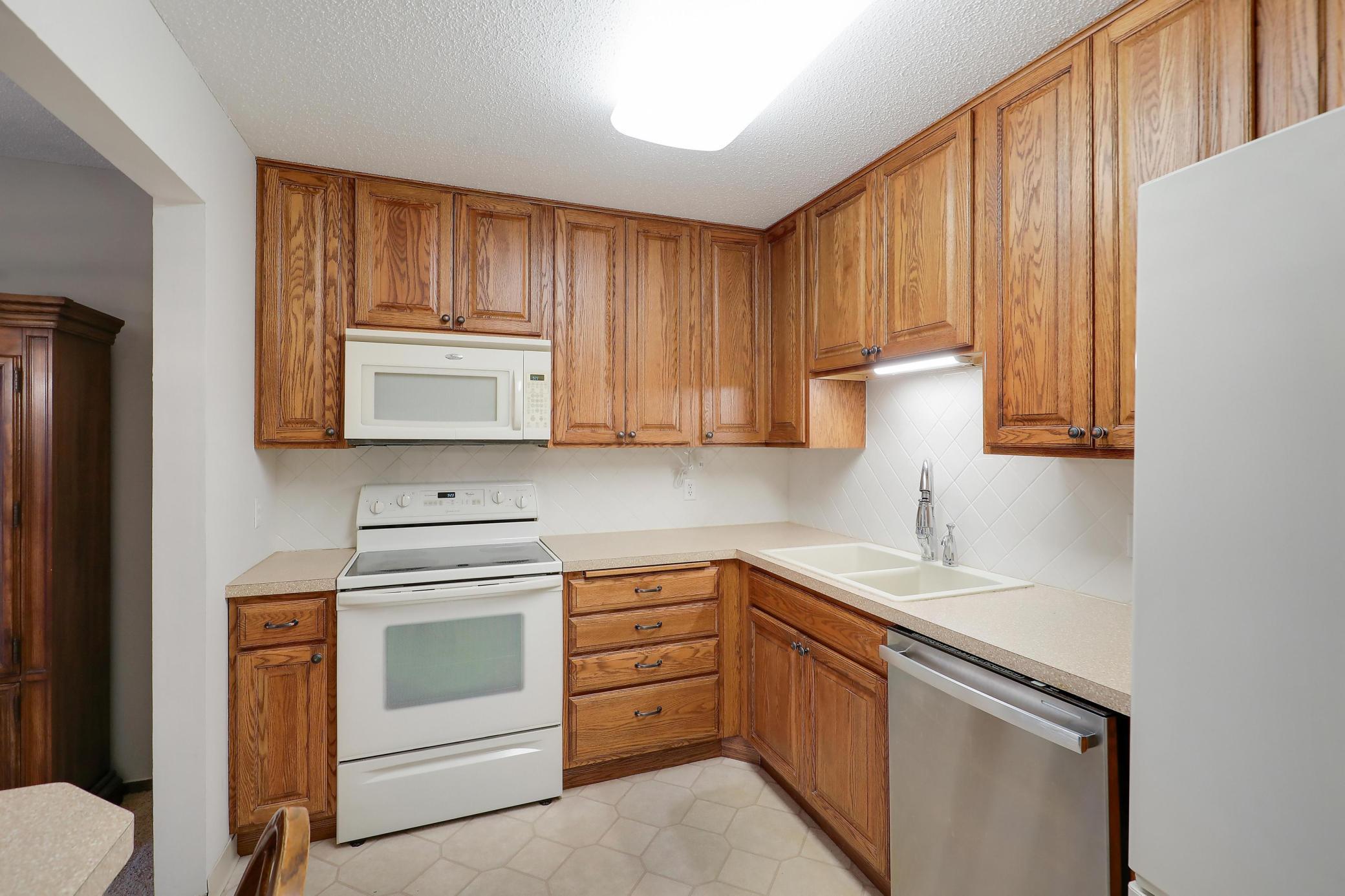 10451 Greenbrier Road, Unit 211 Minnetonka, MN 55305 - Photo 6 of 19