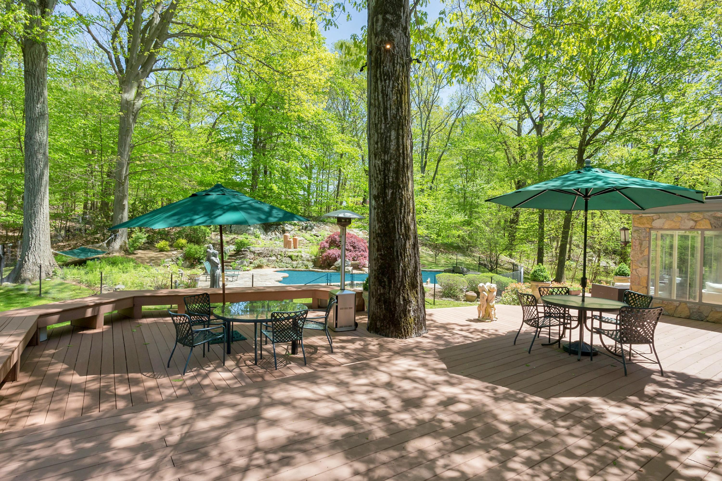 67 Sumner Road Greenwich, CT 06831 - Photo 20 of 25 a view of backyard with a table and chairs under an umbrella