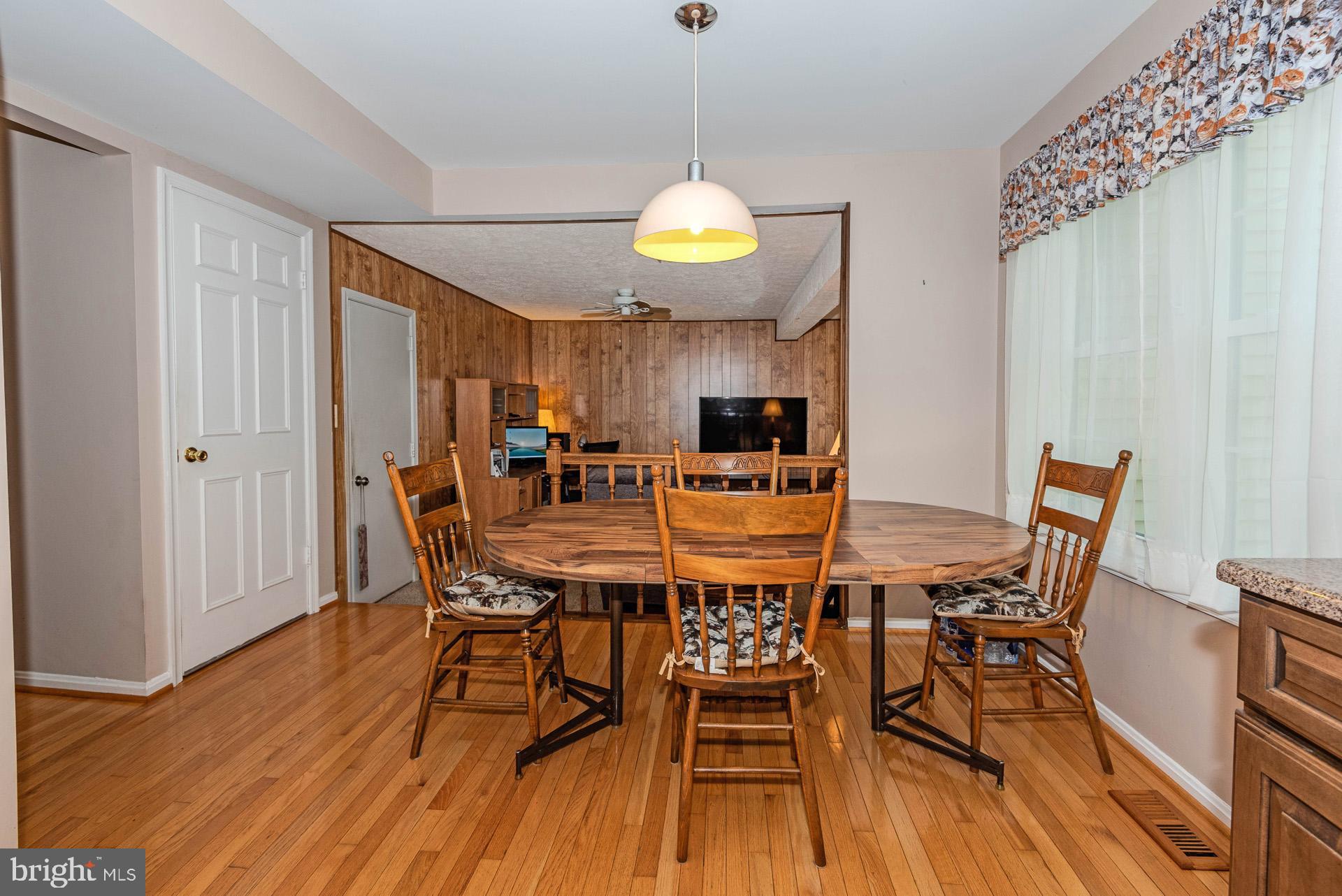 Eat-In Kitchen