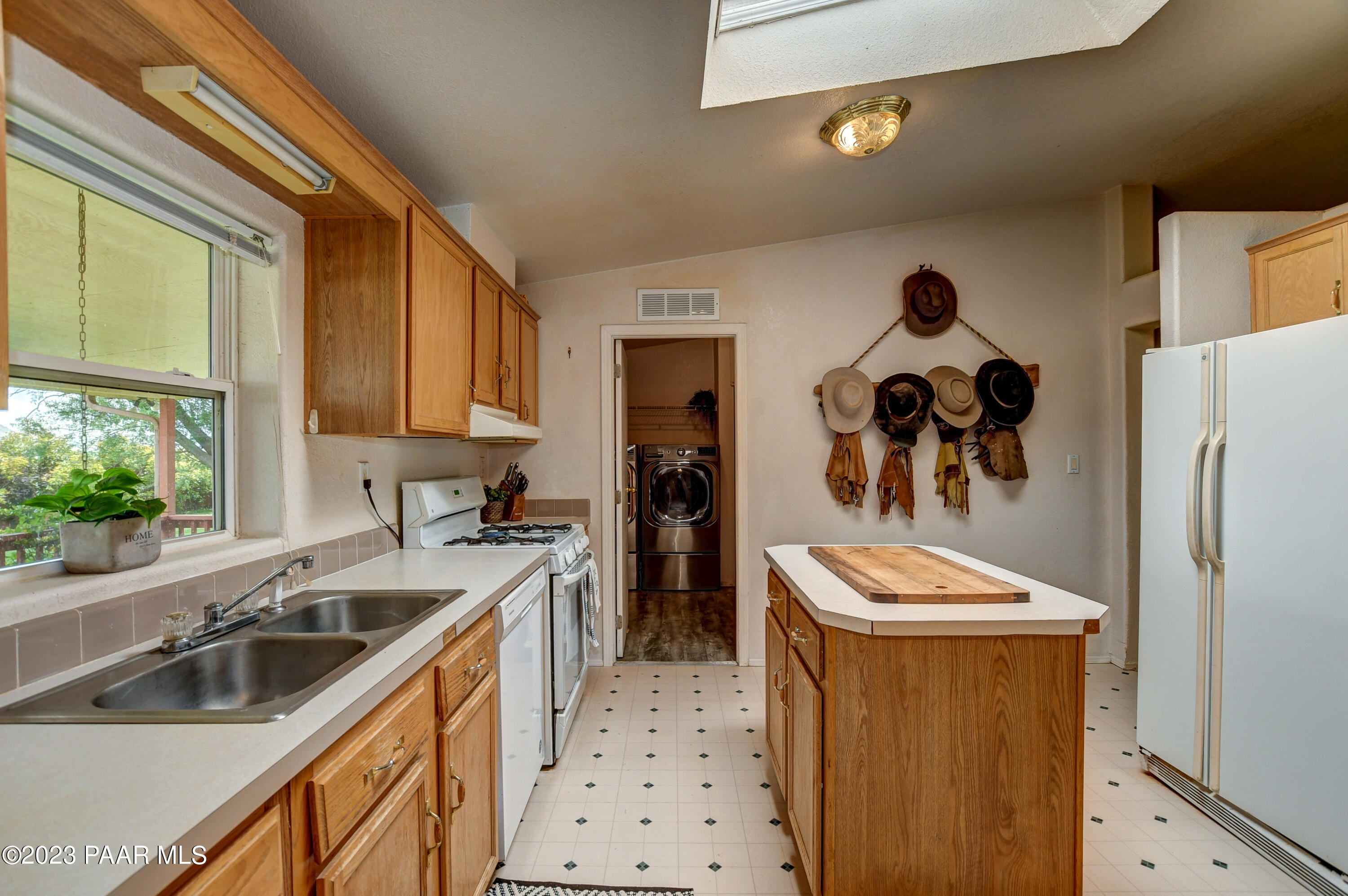 24705 North Feather Mountain Road Paulden, AZ 86334 - Photo 17 of 87 Kitchen 3