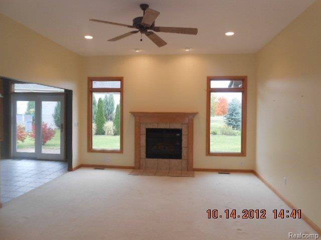 430 Golfview Way Monroe, MI 48162 - Photo 4 of 15 430 Golfview Way Great room.JPG