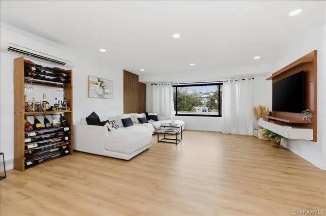 $899,000 | 957 Cherrywood Drive, Baldwin, NY 11510