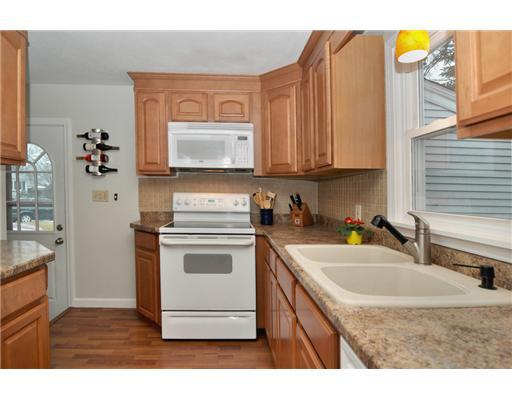 36 Larkspur Road Warwick, RI 02886 - Photo 8 of 14 Kitchen.