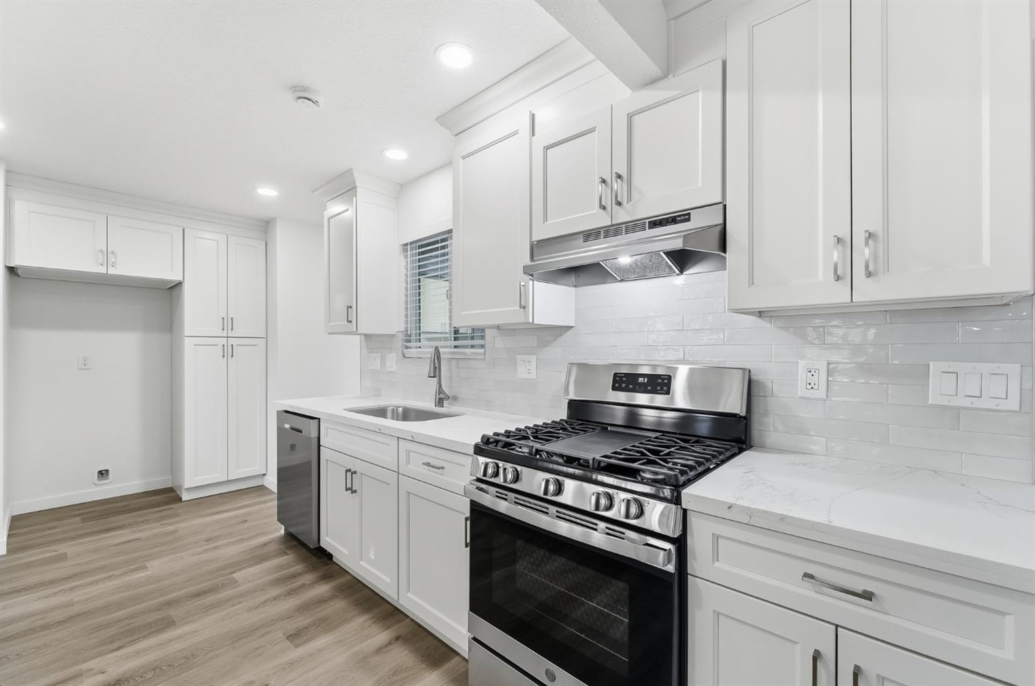 2208 Sunmist Lane Modesto, CA 95355 - Photo 11 of 28