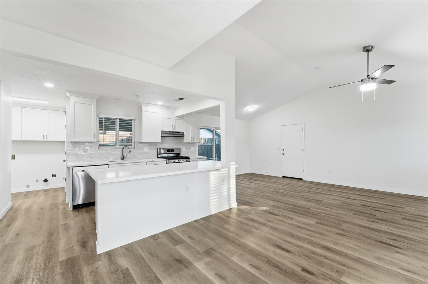 2208 Sunmist Lane Modesto, CA 95355 - Photo 5 of 28