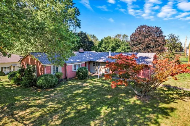 a view of a house with a yard
