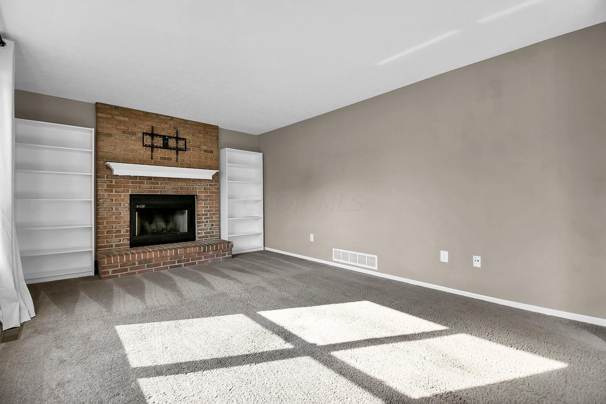 2829 Raphael Drive Columbus, OH 43232 - Photo 11 of 34 Living Room