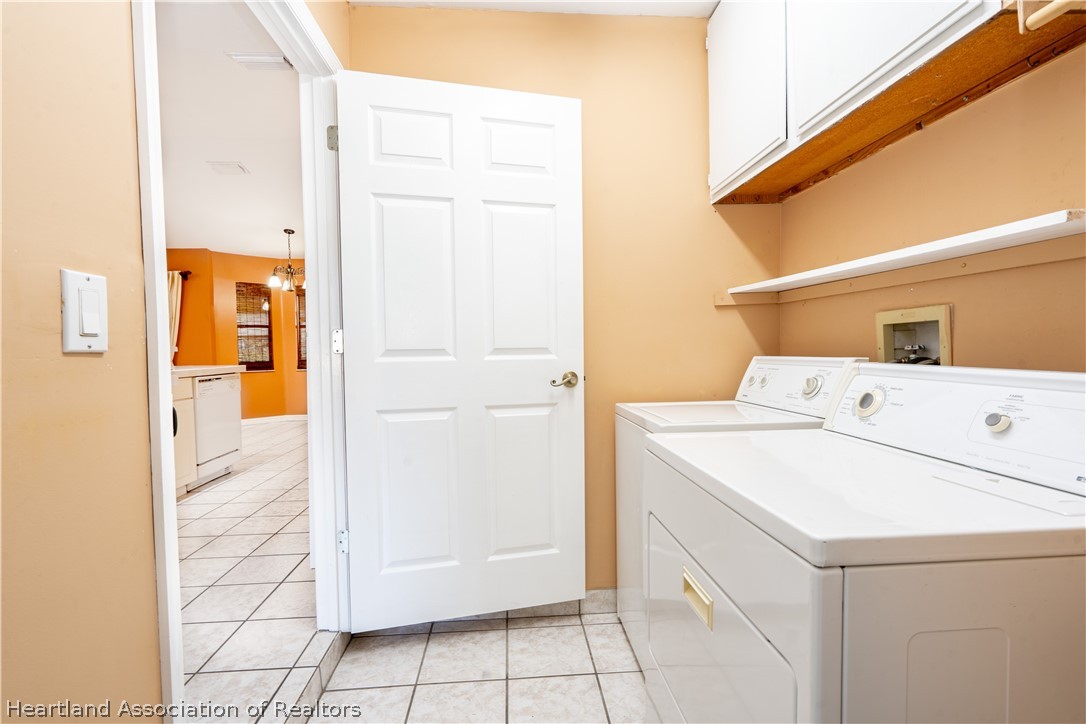 309 Lark Terrace Sebring, FL 33872 - Photo 7 of 32 a utility room with dryer and washer