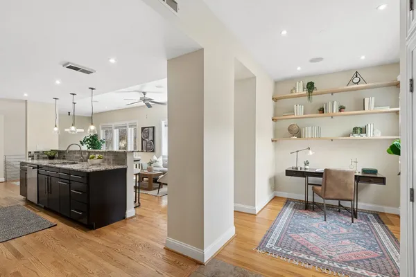 $849,000 | 916 West Carmen Avenue, Unit 1W, Chicago, IL 60640