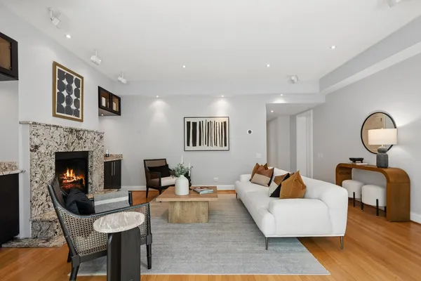$849,000 | 916 West Carmen Avenue, Unit 1W, Chicago, IL 60640