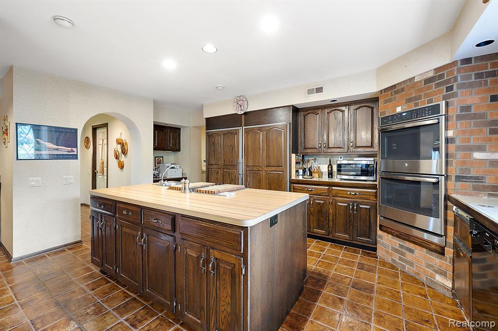 4670 Cove Road West Bloomfield, MI 48323 - Photo 13 of 37