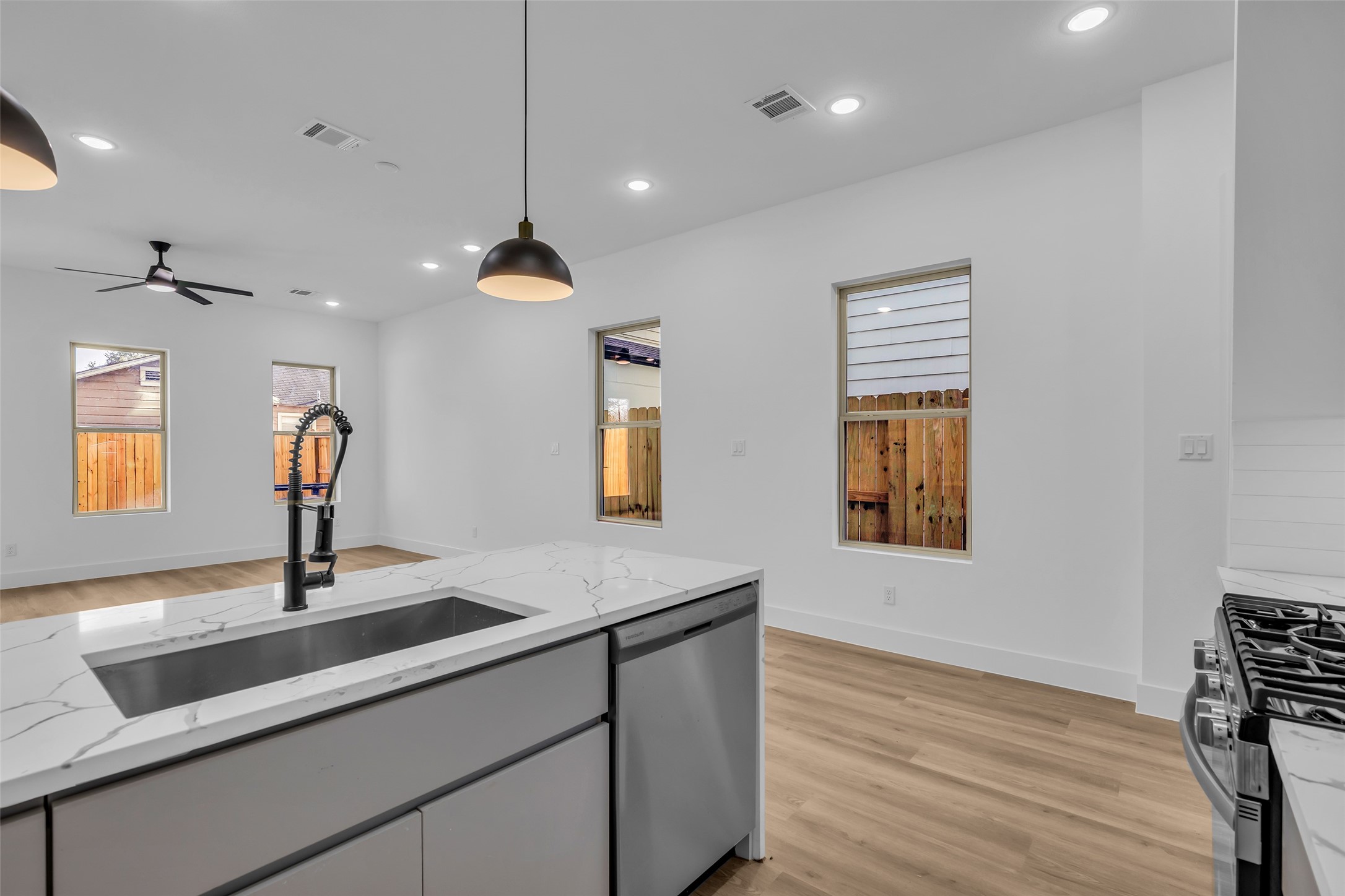 1506 Griffin Street Houston, TX 77009 - Photo 9 of 38
