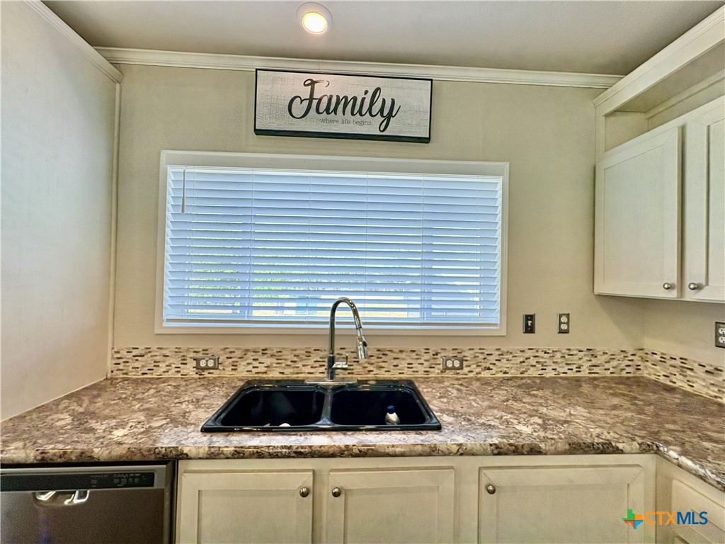 259 Hambleton Road Victoria, TX 77905 - Photo 17 of 37 Kitchen