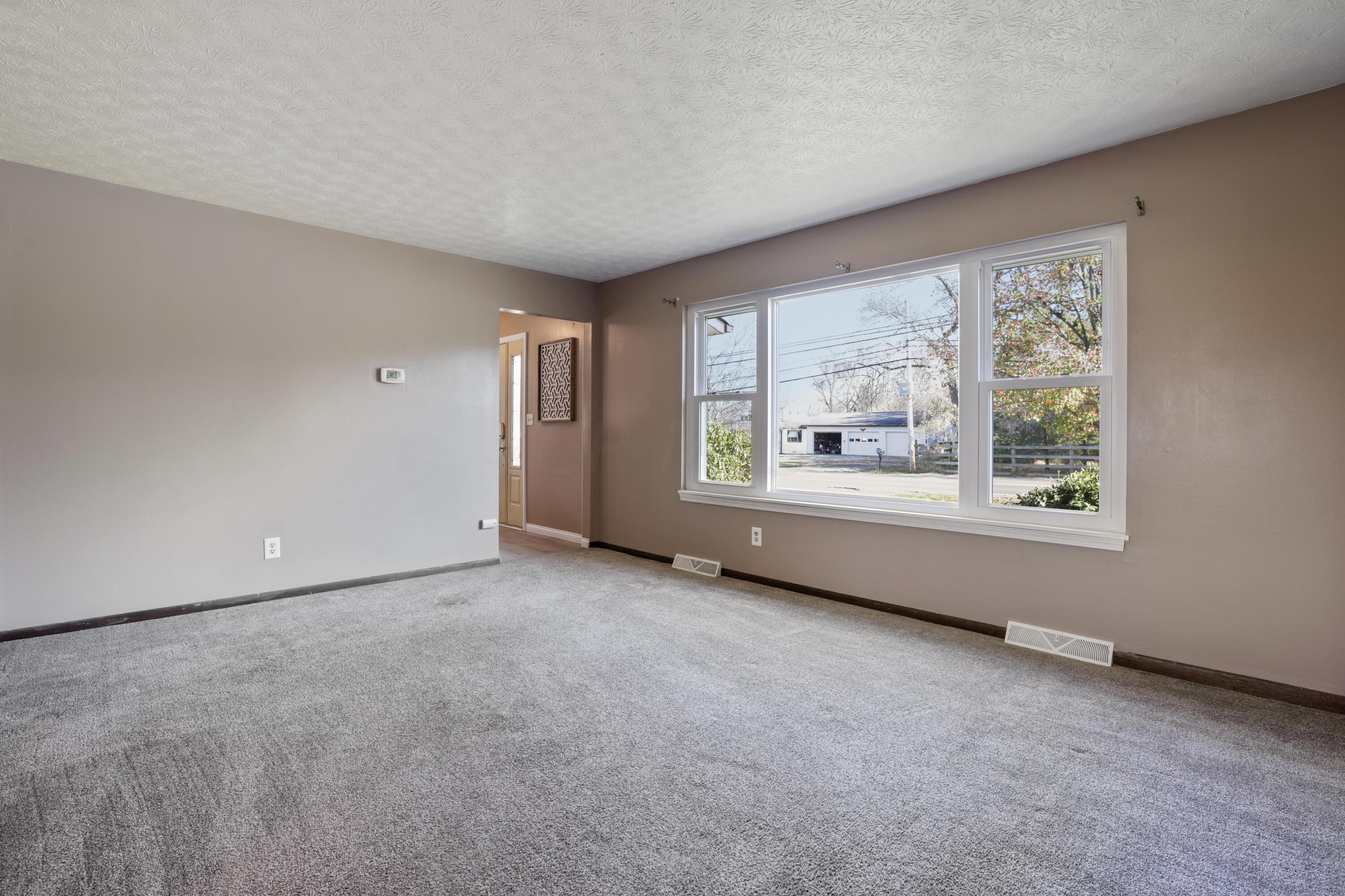 1725 Demorest Road Columbus, OH 43228 - Photo 20 of 75 Living Room