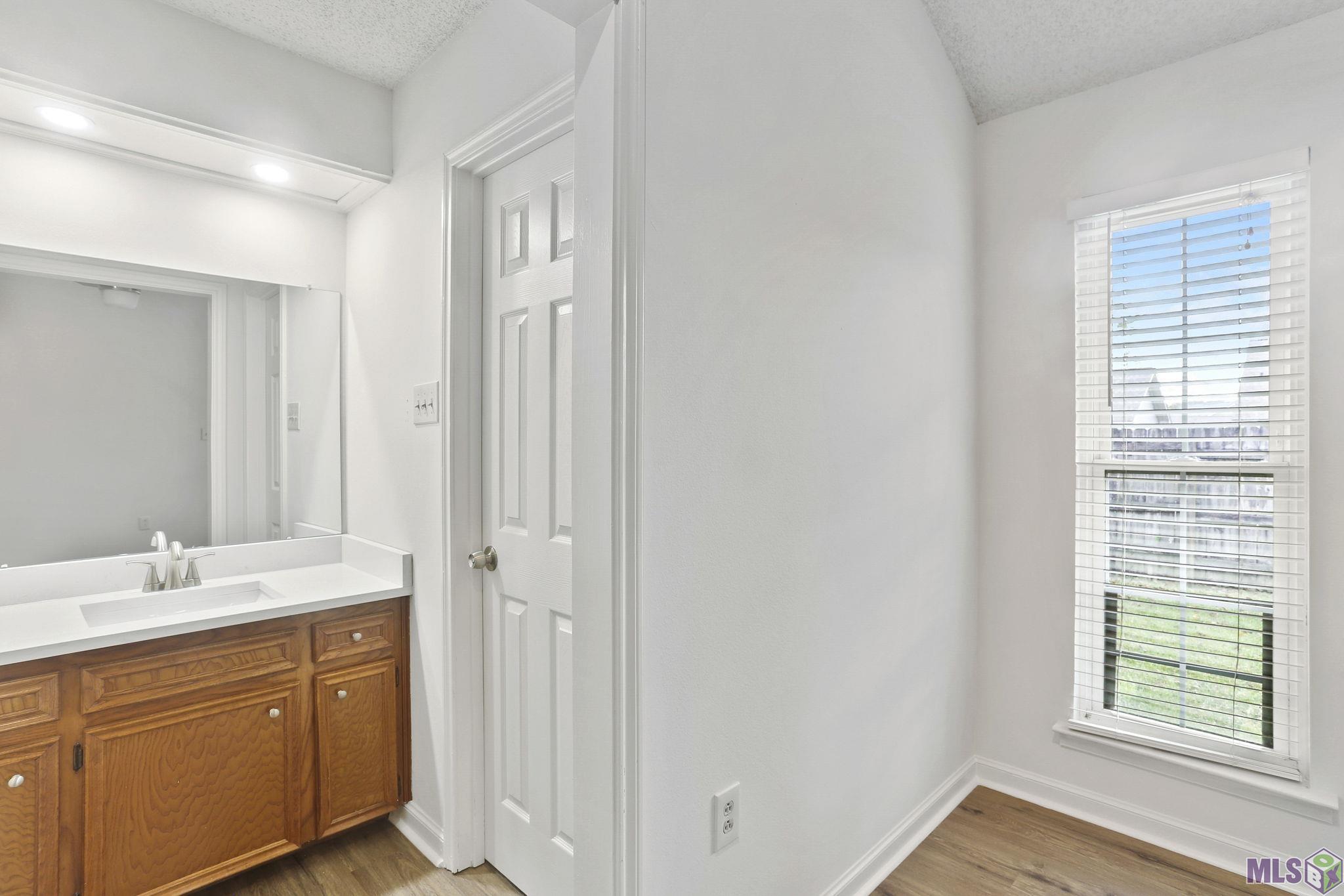 1454 Magnolia Ridge Drive Baton Rouge, LA 70816 - Photo 8 of 12 Primary ensuite bathroom