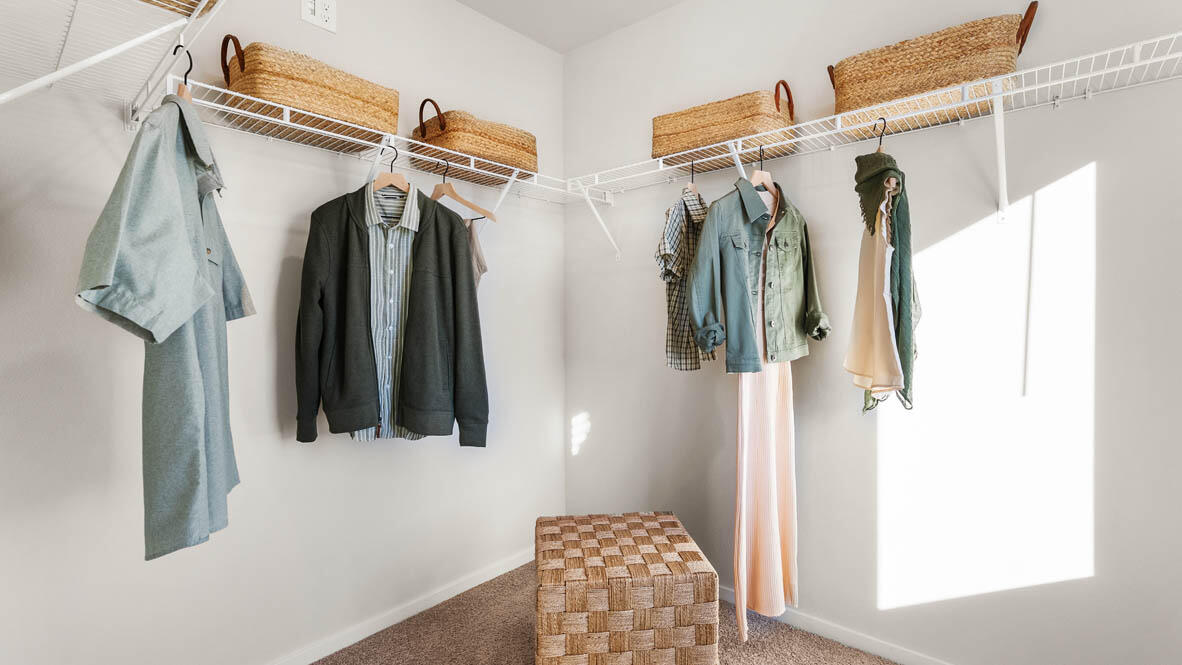 62747 Eagle Road Bend, OR 97701 - Photo 15 of 26 015 walk in closet