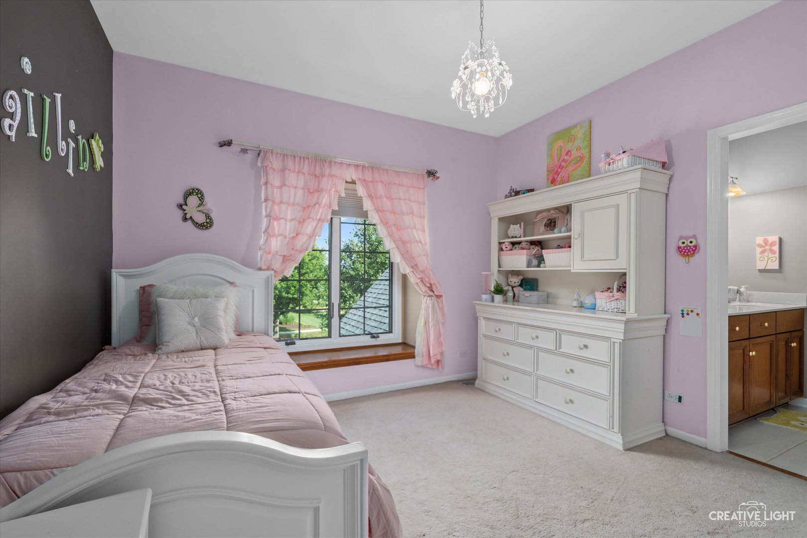 2334 Kane Lane Batavia, IL 60510 - Photo 20 of 34 a bedroom with a large bed and a window