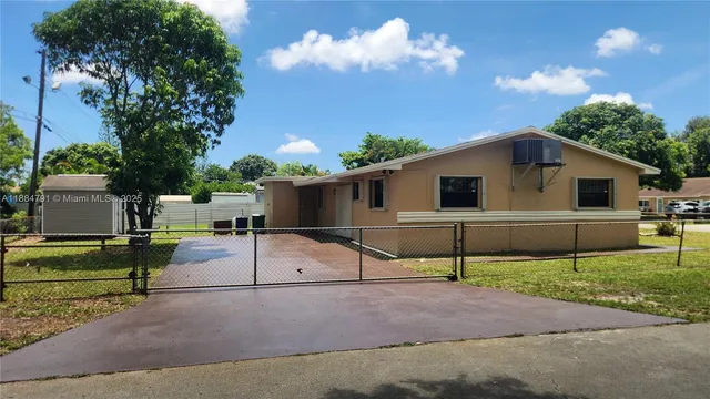 a view of a house with backyard