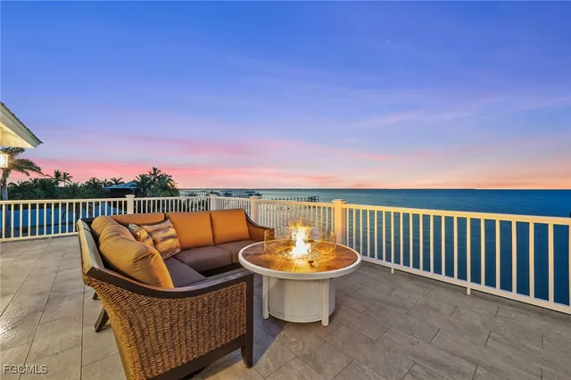 a view of houses with sky view
