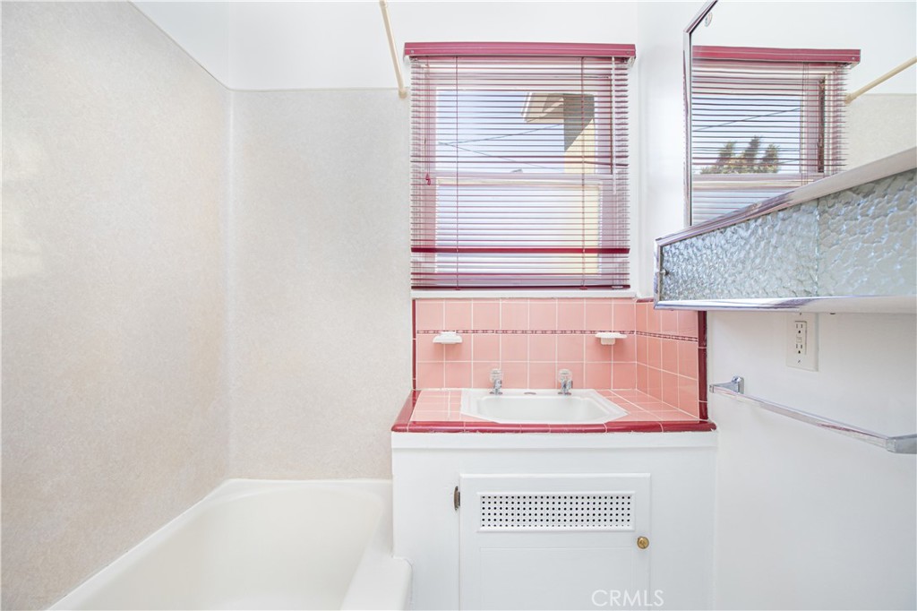 1562 Riverside Drive Glendale, CA 91201 - Photo 14 of 21 a utility room with a window