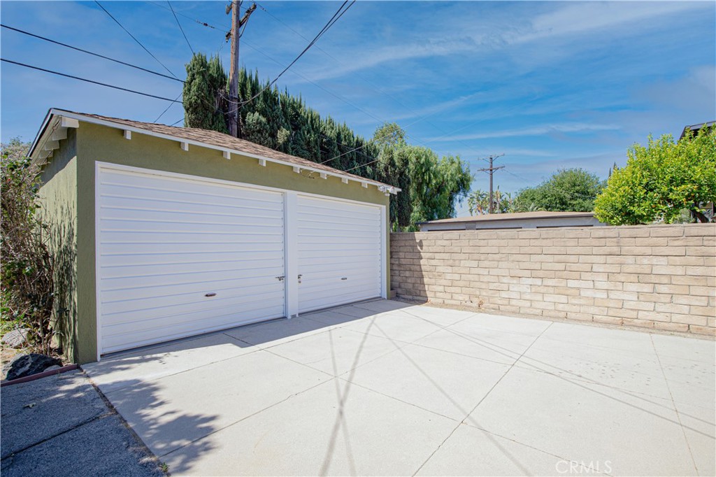 1562 Riverside Drive Glendale, CA 91201 - Photo 20 of 21 a view of a backyard
