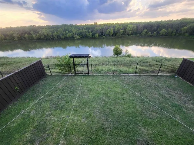 a view of a lake with houses in outdoor space