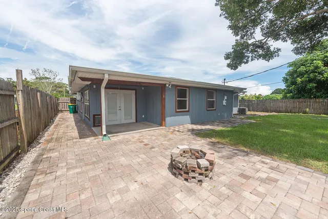 a view of a house with backyard and garden