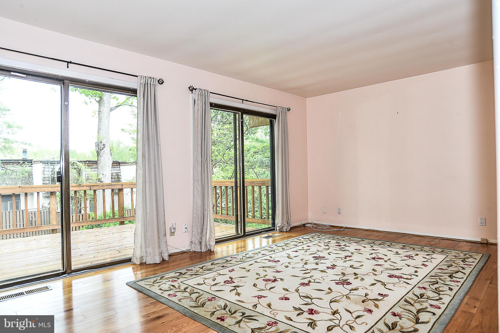1637 Valencia Way Reston, VA 20190 - Photo 4 of 30 Living Room