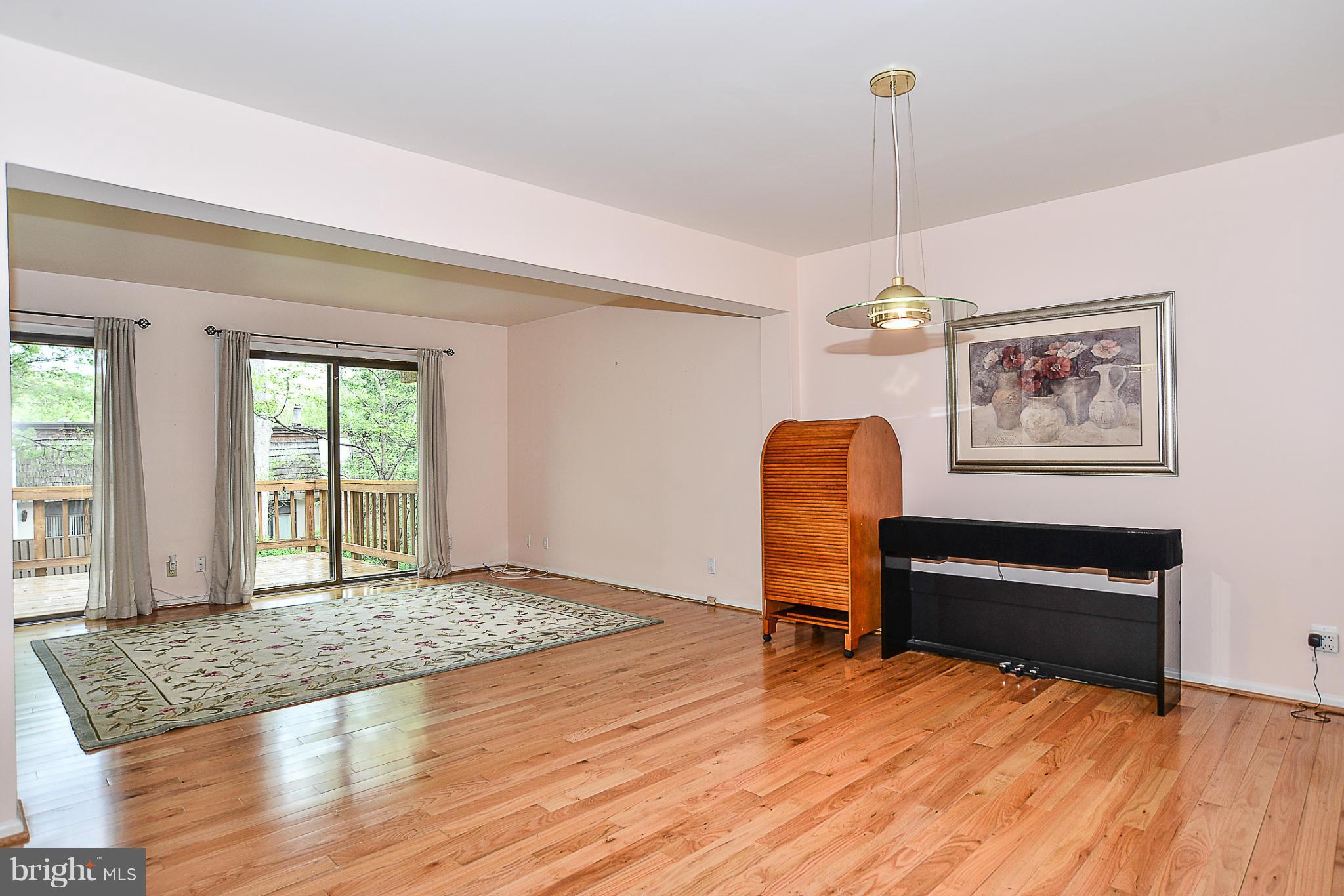 1637 Valencia Way Reston, VA 20190 - Photo 6 of 30 Living Room/Dining Room
