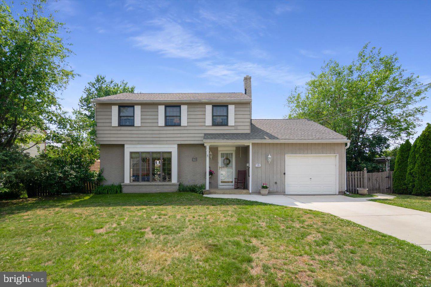 Immaculate colonial on private lot