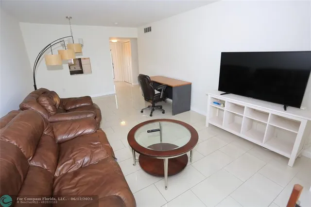 $1,500 | 8225 Sunrise Lakes Boulevard, Unit 305, Sunrise, FL 33322