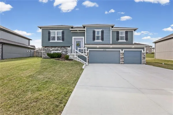 $410,000 | 11722 North Manning Avenue, Kansas City, MO 64157