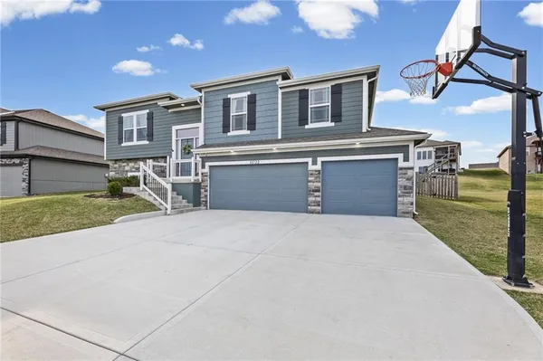 $410,000 | 11722 North Manning Avenue, Kansas City, MO 64157