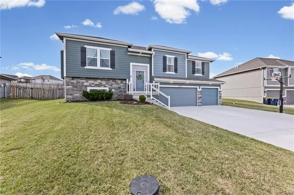 $410,000 | 11722 North Manning Avenue, Kansas City, MO 64157