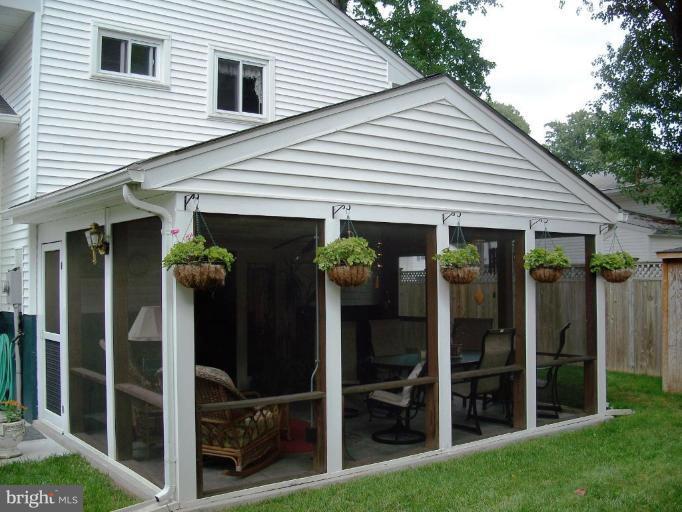 3705 Lakota Road Alexandria, VA 22303 - Photo 3 of 21 Screened-in Porch