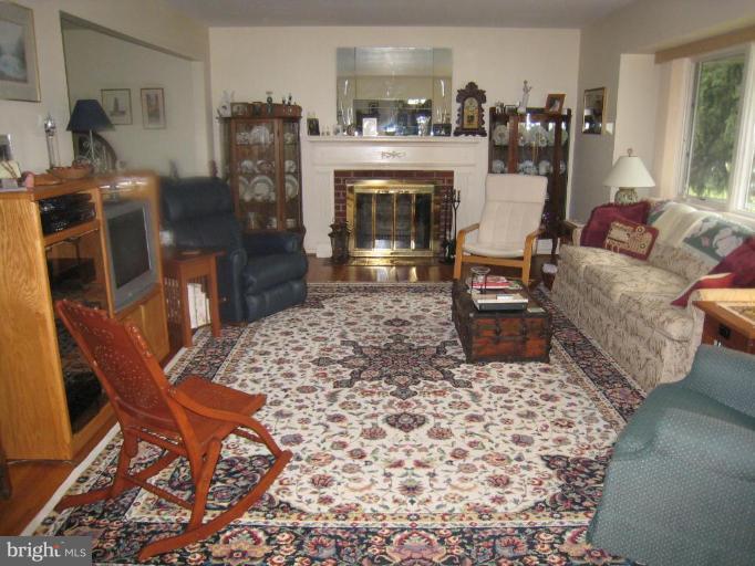3705 Lakota Road Alexandria, VA 22303 - Photo 9 of 21 Living Room