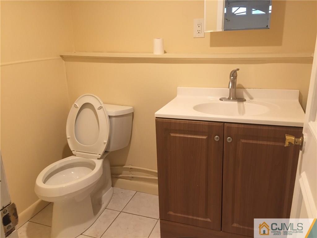 17 Dellwood Road Edison, NJ 08820 - Photo 22 of 24 a bathroom with a toilet a sink and mirror