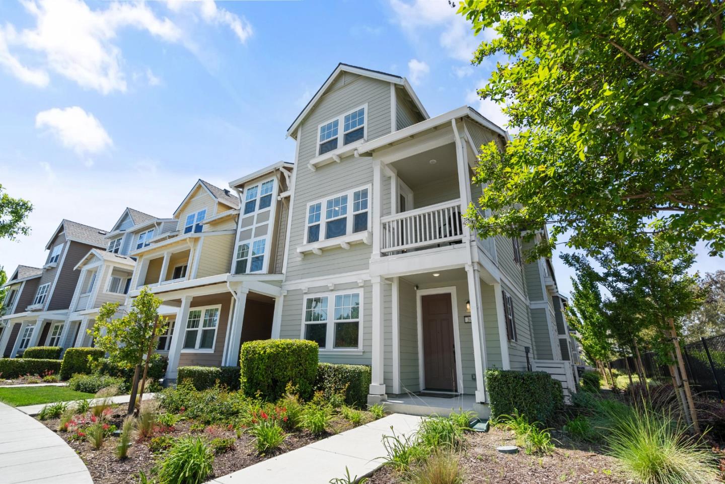 398 Circuit Way Mountain View, CA 94043 - Photo 2 of 29 a front view of a house with garden