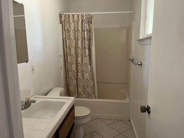 3065 Anderson Avenue Clovis, CA 93612 - Photo 13 of 16 a bathroom with a sink toilet and shower