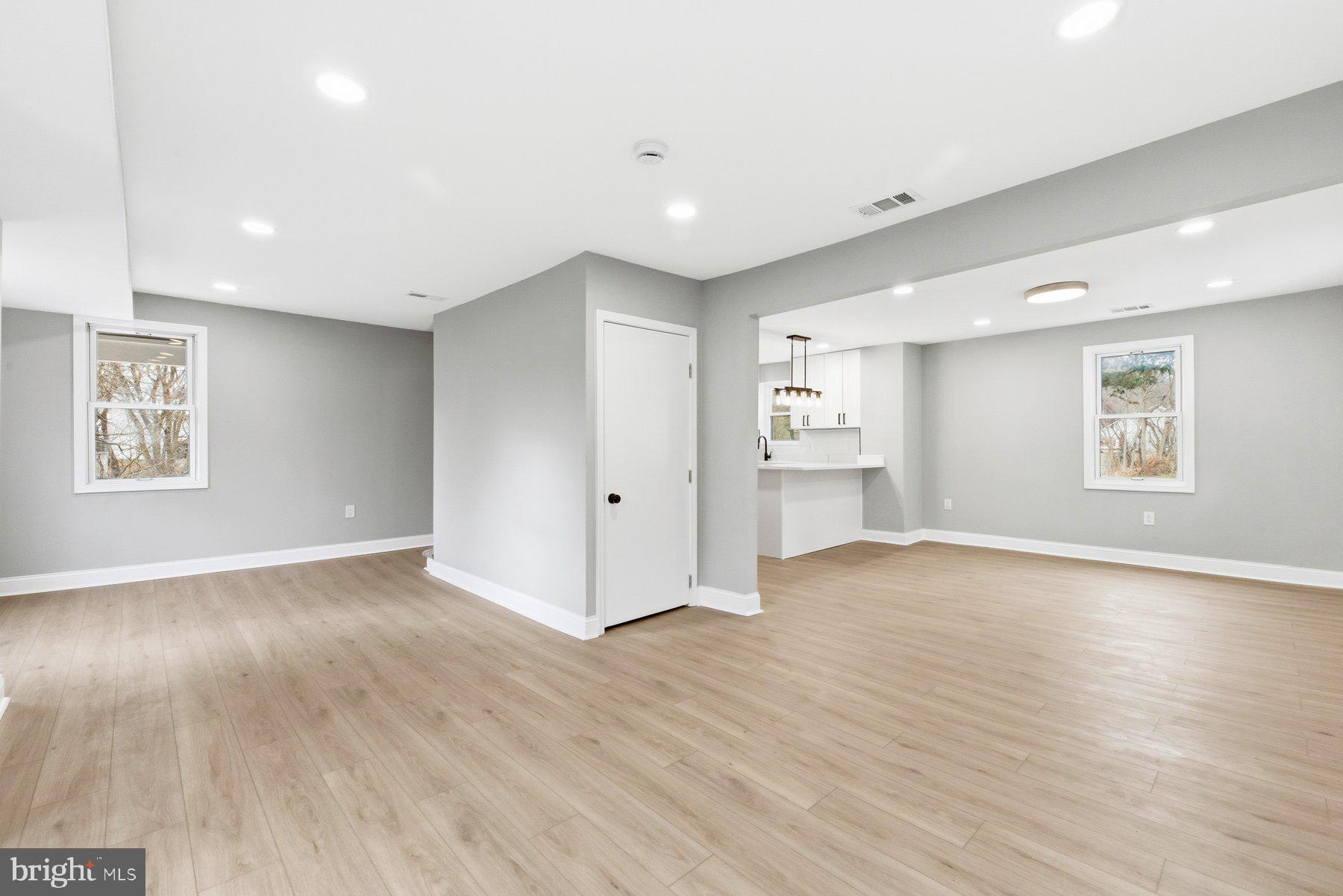 5310 North Mill Street Manchester, MD 21102 - Photo 12 of 35 Living Room