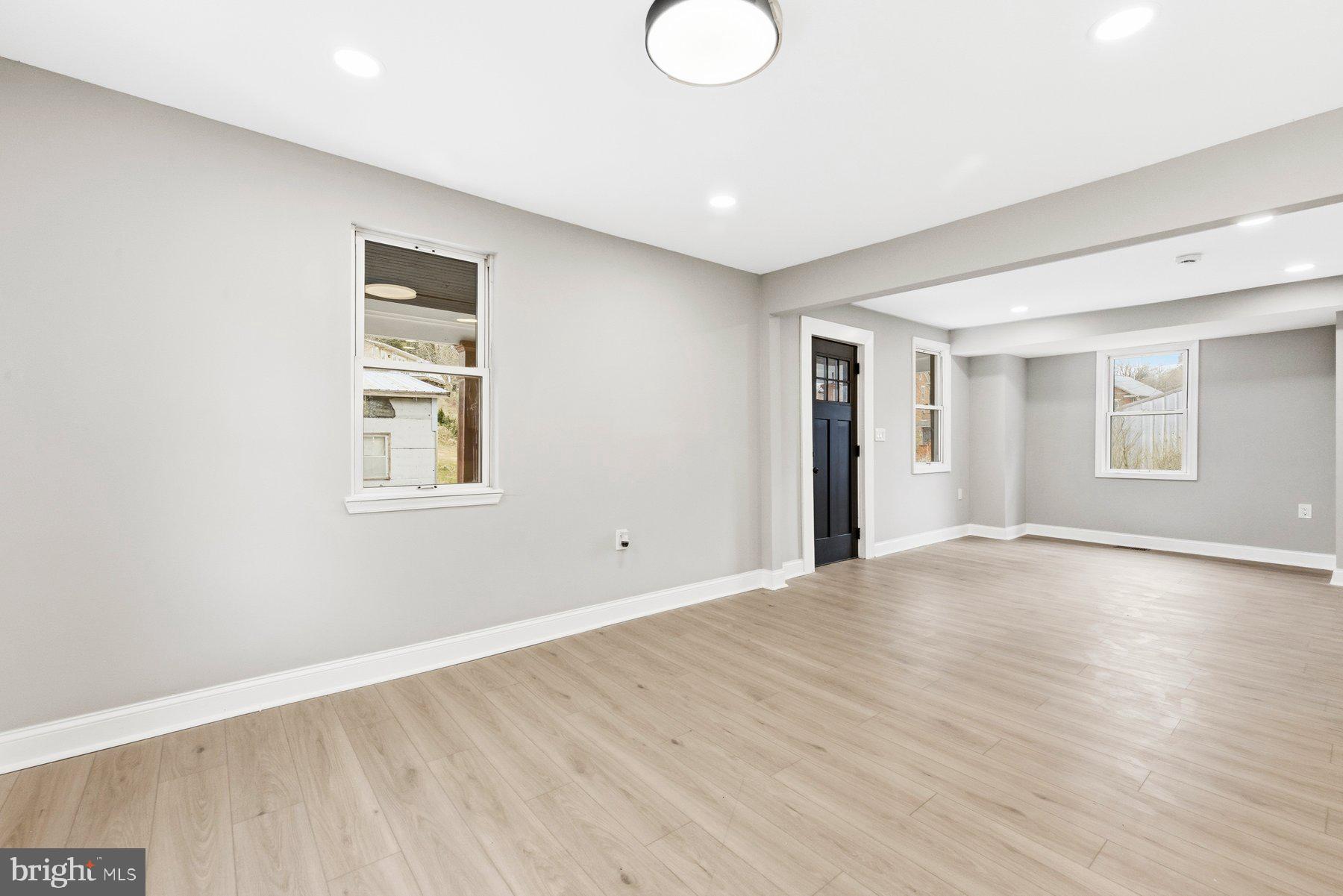 5310 North Mill Street Manchester, MD 21102 - Photo 3 of 35 Living Room