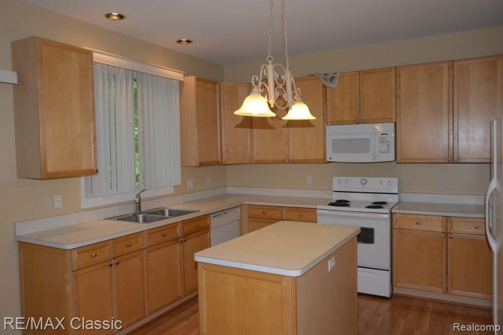 1184 Chesapeake Rochester, MI 48307 - Photo 14 of 36 15.jpg