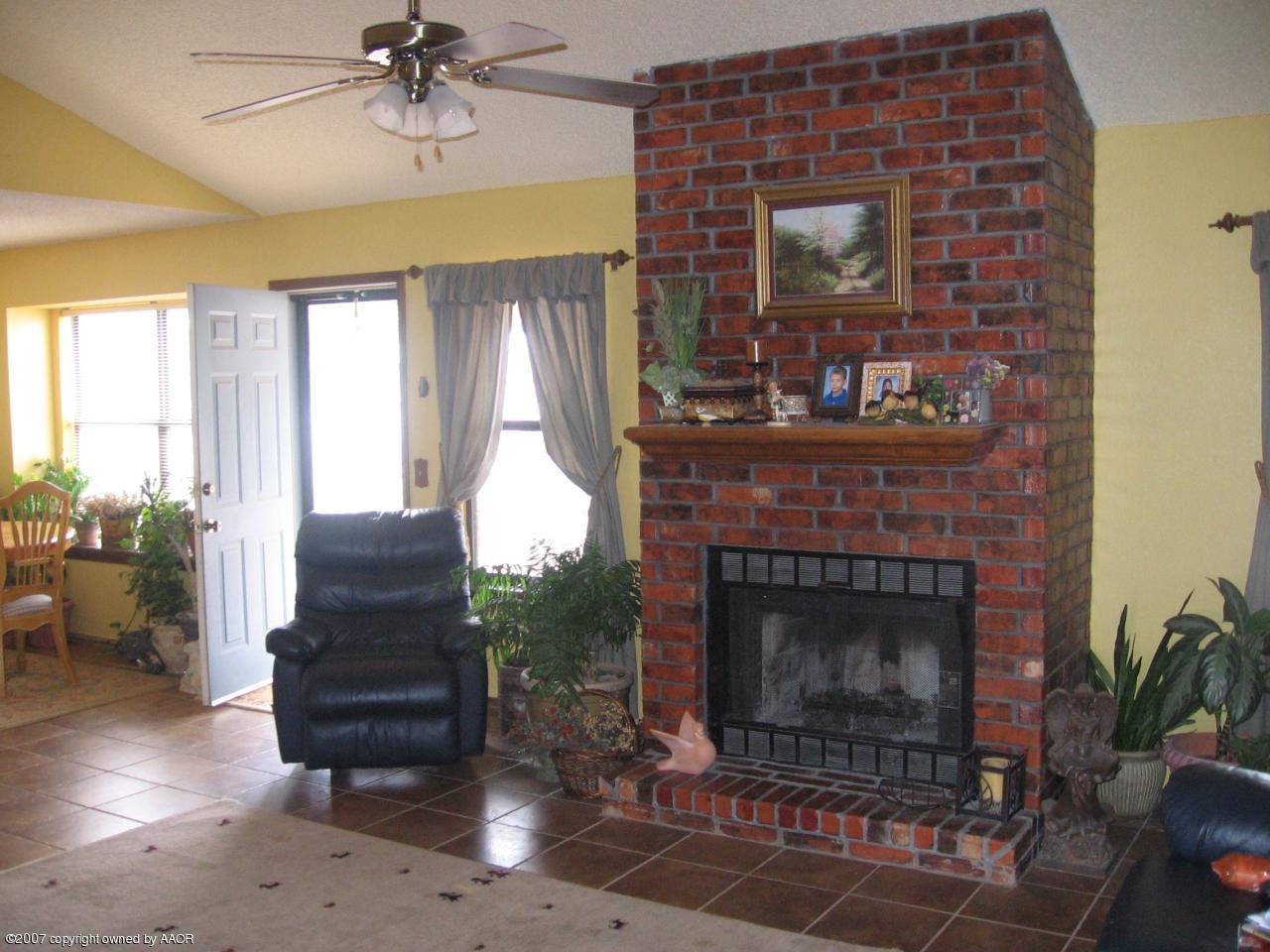 17601 West Hollywood Road Amarillo, TX 79124 - Photo 4 of 5 Living